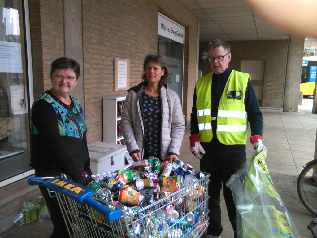 Karen, Christina og Uffe sammen med nogle af de voldsomt mange dåser vi fandt.